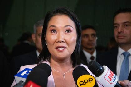 Fujimori dice tener la fuerza para gobernar Perú, pero la acusan de liderar pacto mafioso