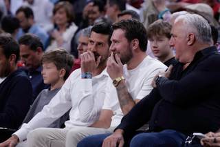 Novak Djokovic y Luka Doncic presencian a pie de pista el Real Madrid-Estrella Roja