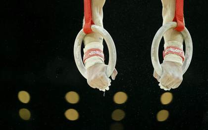 La fuerza al apretar la mano o auparse de la silla predice enfermedades, según un estudio