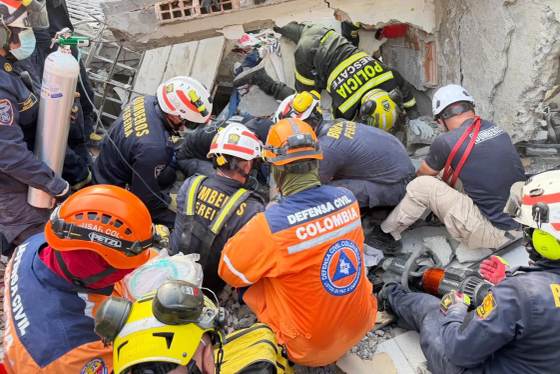 Rescatan a una mujer atrapada en edificio que colapsó en la ciudad colombiana de Pereira