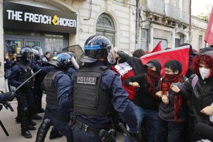 Dos detenidos por el linchamiento a un policía en las protestas estudiantiles en Francia