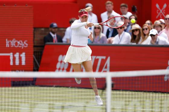 Vekic sorprende a Raducanu y se corona en Queen's