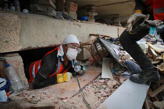Los mineros venezolanos que dejaron de buscar oro para encontrar víctimas de terremotos
