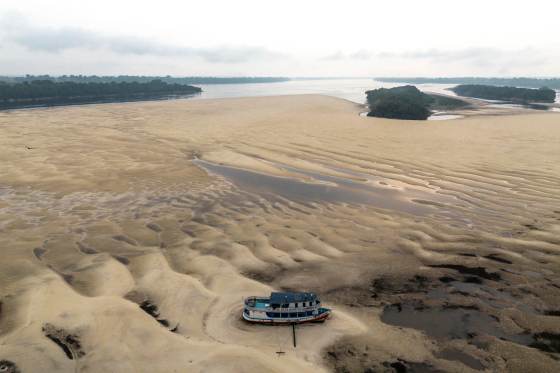 Barcos encallados y comunidades aisladas ante la drástica bajante del río Negro en Brasil