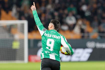 El delantero argentino Chimy Ávila quedará libre tras rescindir el Betis su contrato