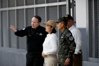 Keiko Fujimori recorre las instalaciones de la megacárcel Cecot en El Salvador