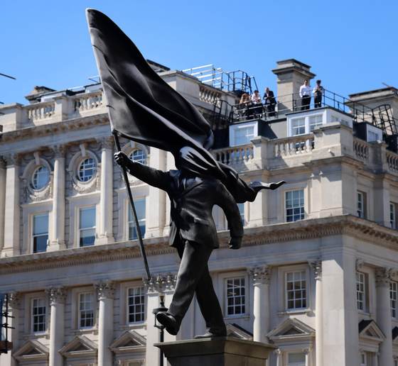 Banksy confirma la autoría de una estatua aparecida en el centro de Londres