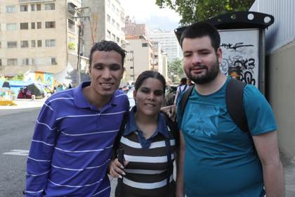 Vidrios rotos y gritos: Así vivieron tres ciegos venezolanos el doble terremoto en Caracas