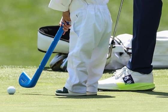 Scheffler homenajea a Seve Ballesteros con zapatillas con doble logo en el Masters de Augusta