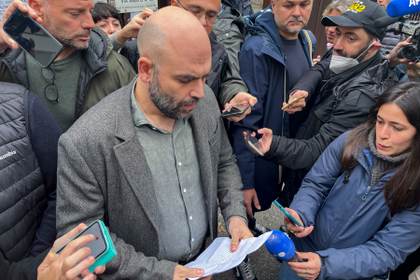 El escritor antimafia Roberto Saviano absuelto en su juicio por difamación a Salvini