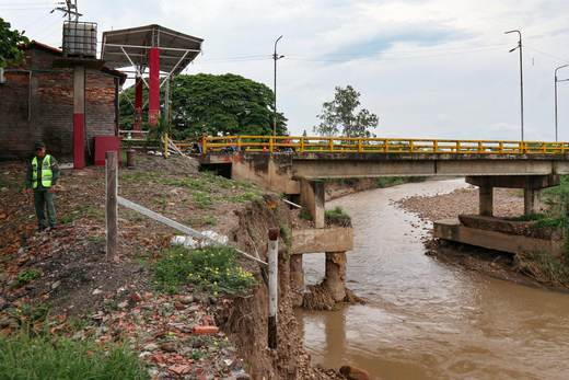 Restringen paso en uno de los puentes entre Colombia y Venezuela por fallas en estructura