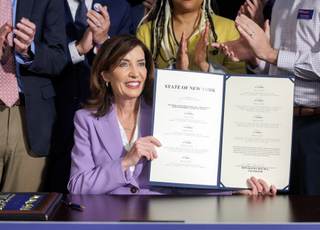 La gobernadora de Nueva York firma presupuesto centrado en "familias" y "asequibilidad"