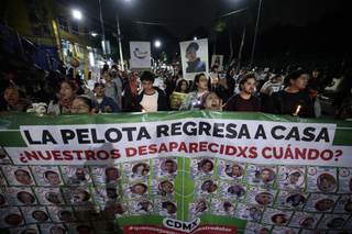 Familias de desaparecidos en México desafían cerco del Mundial a horas de la inauguración