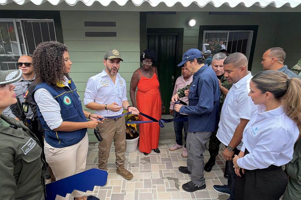 Colombia entrega las primeras viviendas donadas a familias afectadas por el terremoto