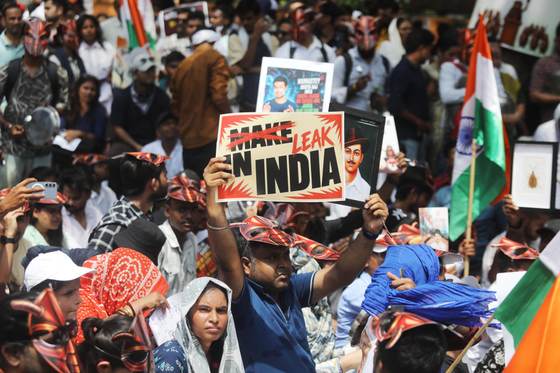 Los jóvenes "Cucarachas" de la India inician una sentada indefinida hasta que dimita un ministro