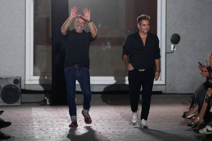 Alvarno demuestra la maestría y el lujo de su costura con el negro como protagonista