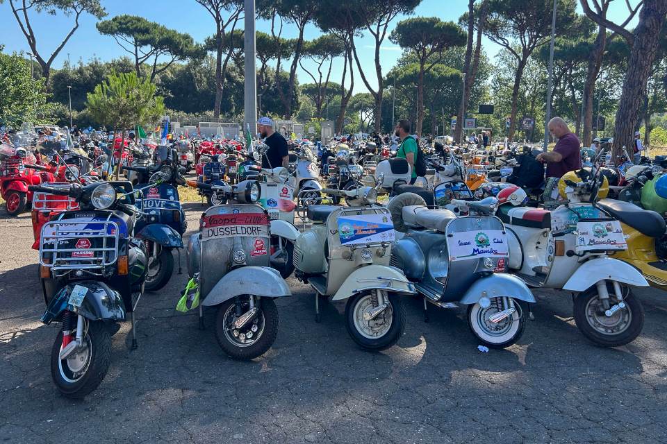 Apasionados de la Vespa llegan a Roma desde todo el mundo para celebrar sus 80 años