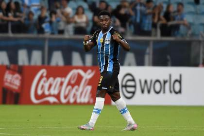 1-0. Grêmio vence a Deportivo Riestra con un gol sobre el final y un jugador menos