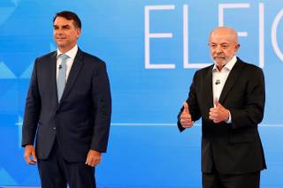 Comienza el último debate entre Lula y Flávio Bolsonaro antes de las elecciones