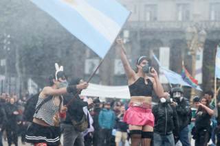 La policía reprime una masiva manifestación contra Milei en Buenos Aires