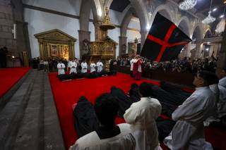 El Arrastre de Caudas, la solemne procesión de Semana Santa que solo pervive en Quito