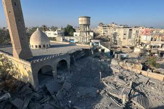 Voluntarios en Gaza intentan preservar el patrimonio de una mezquita atacada por Israel