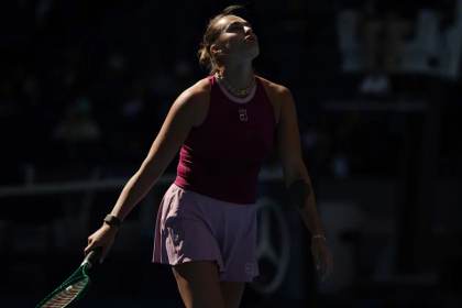 Djokovic supera un récord de Nadal y Sabalenka sigue a Rybakina fuera de Pekín