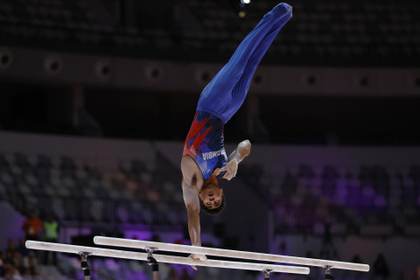 El colombiano Ángel Barajas suma dos platas en paralelas y barra fija