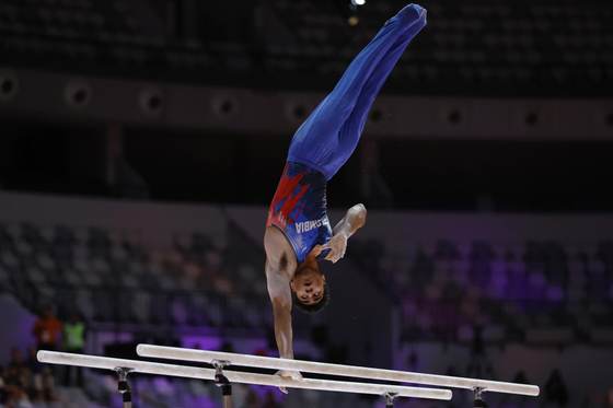 El colombiano Ángel Barajas suma dos platas en paralelas y barra fija