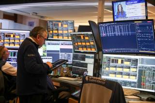 Wall Street abre en rojo, arrastrado por tecnológicas, tras alertas sobre el avance de IA