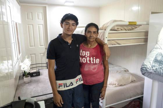 Casas temporales alivian a damnificados por el terremoto en Panamá, que reclaman más ayuda