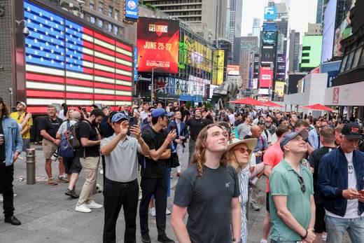 Cientos de seguidores de Musk y curiosos arropan el debut bursátil de SpaceX en Nueva York