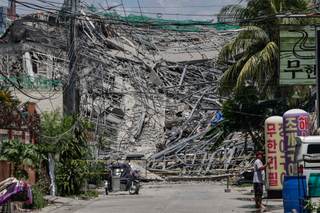Tres muertos y 17 desaparecidos tras derrumbe de edificio en construcción en Filipinas