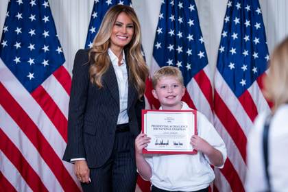Melania Trump premia a varios niños por su talento en el uso de inteligencia artificial
