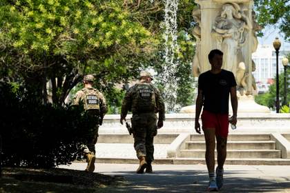 Estadounidenses desafían el calor extremo para celebrar los 250 años de su Independencia