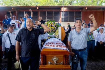 Despiden al maestro asesinado a tiros en una escuela del sur de México