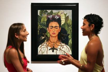 Una exposición en Londres explora la evolución de Frida Kahlo como icono global