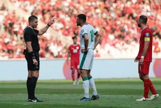Árbitro australiano niega gesto asociado al supremacismo blanco y FIFA descarta sanción