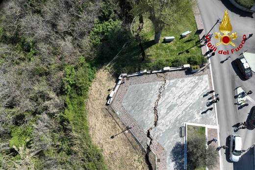 Italia vigila la evolución de una gran grieta en su suelo y su impacto en infraestructuras