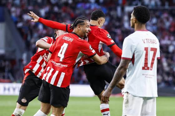 1-1. Sergiño Dest responde a Gleiker Mendoza