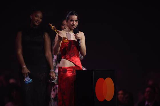 Los premios BRIT sucumben ante la 'Lux' de Rosalía y consagran a Olivia Dean en Mánchester