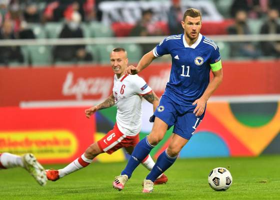El capitán bosnio Edin Džeko deja la selección con 40 años tras "haberlo dado todo"