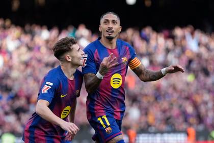 Raphinha toma impulso con un triplete; Oyarzabal firma un gol histórico