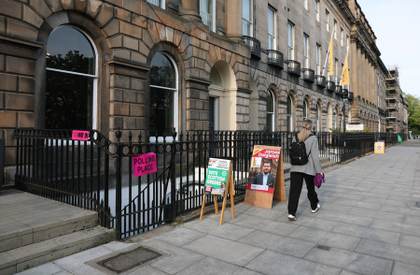 Abren colegios electorales para votar en locales inglesas y regionales en Escocia y Gales