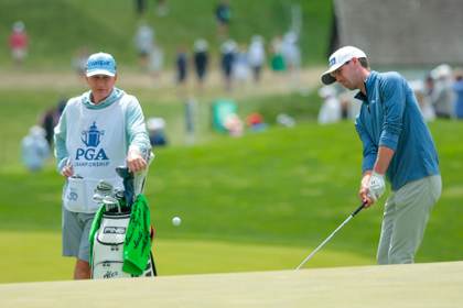 McNealy y Smalley lideran el Campeonato de la PGA, Puig presiona y Rahm se aleja