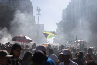 Miles de personas marchan para exigir la legalización de la marihuana en Brasil