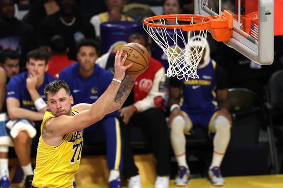 Doncic asalta Houston, los Spurs aguantan en Inglewood y Brown rescata a los Celtics