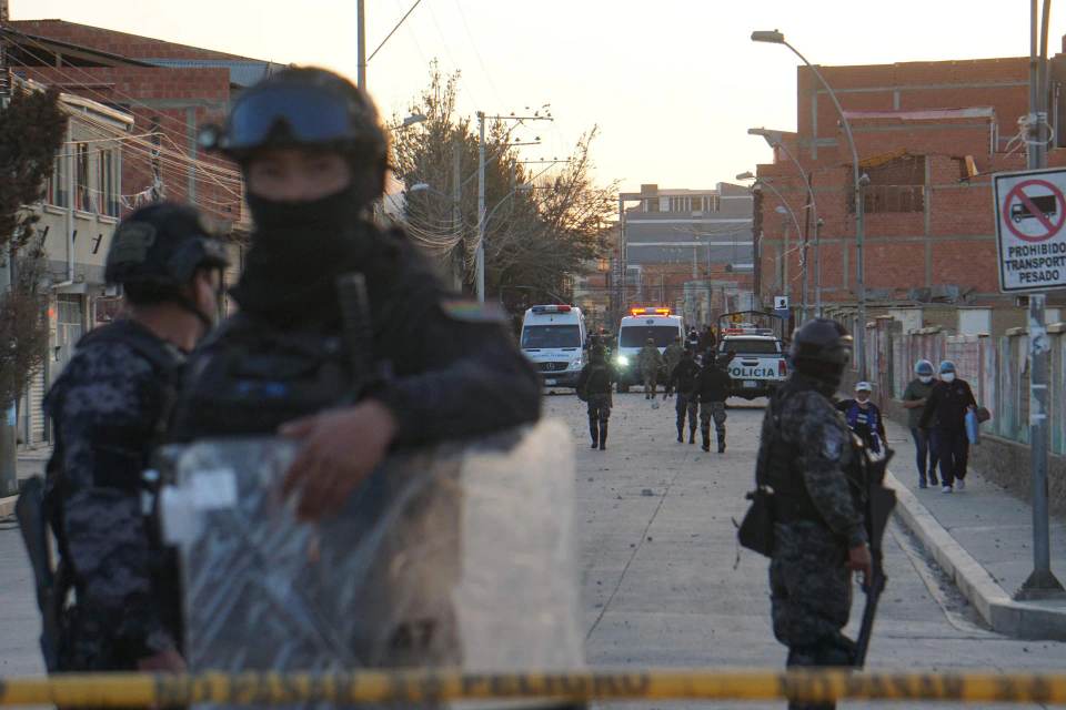 Policía confirma dos muertos y siete desaparecidos en explosión en cuartel en Bolivia