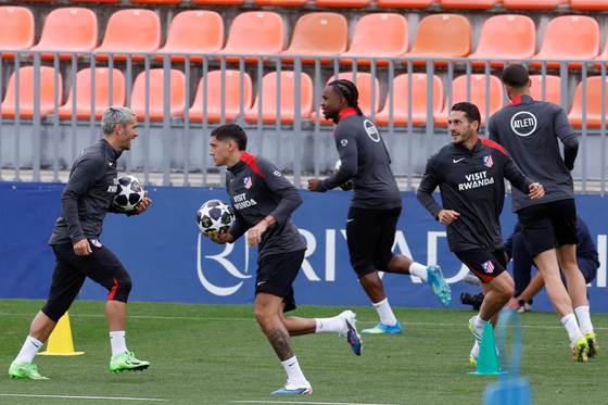 Simeone, sin Giménez, Cardoso y Barrios en el último entrenamiento antes del Camp Nou