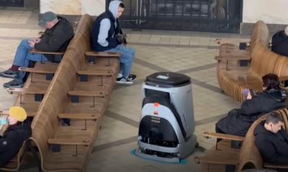 Ferrocarriles de Rusia instala robots barrenderos en estaciones de Moscú y San Petersburgo